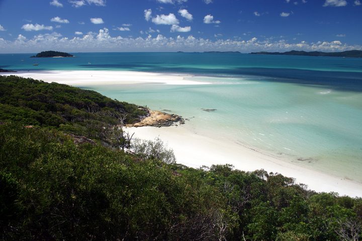 A Whitehaven Beach, famosa por sua areia branca de sílica quase pura, é formada por depósitos em bancos de areia.