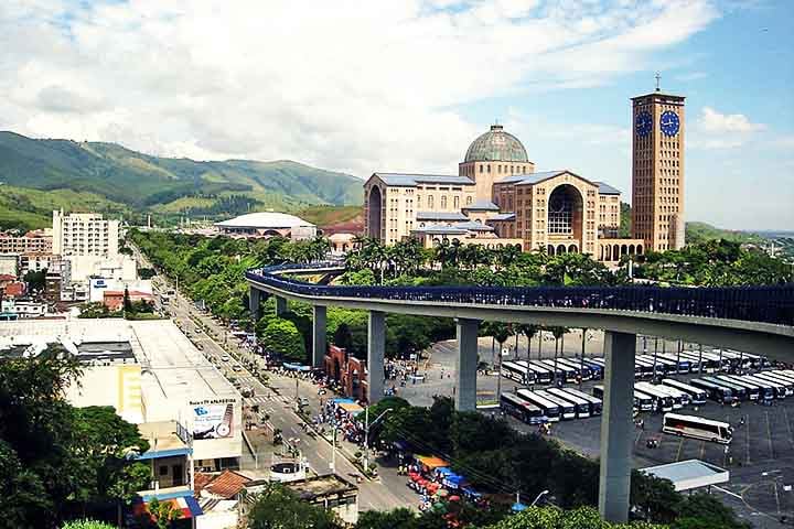 A cidade localiza-se entre grandes centros urbanos como São Paulo e Rio de Janeiro, com acesso facilitado pela Rodovia Presidente Dutra.

