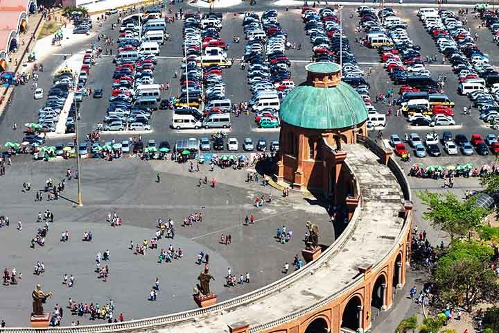 A infraestrutura urbana também foi moldada para comportar grandes fluxos de visitantes, o que influencia setores como comércio, hospedagem e transporte.

