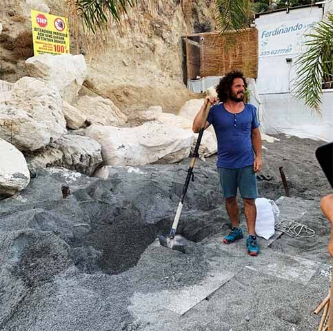 Lá, os moradores enterram alimentos embrulhados na areia quente, onde são cozidos naturalmente pelo calor do solo.