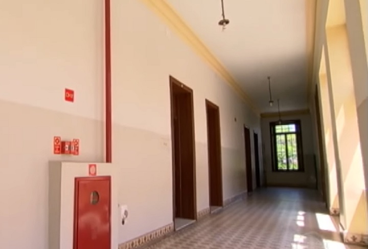 Com o tempo, alunos e funcionários relatavam assombrações, como passos, portas batendo e manifestações nos banheiros.