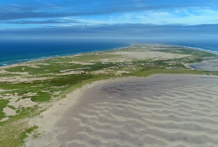 O local também é conhecido por abrigar uma população selvagem de cavalos e por ter tido uma única moradora, Zoe Lucas, que vive há mais de 40 anos sozinha na ilha.