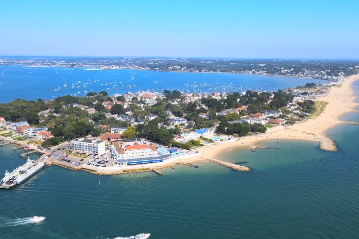 A faixa de areia tem cerca de 1 km de extensão e conta com uma praia frequentemente premiada.