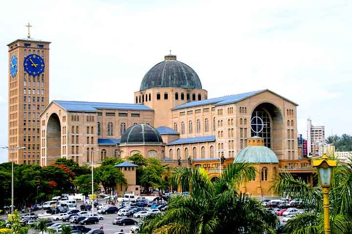 A Catedral Basílica de Nossa Senhora Aparecida - também chamada de Basílica Nova - é uma das maiores construções religiosas do mundo. Em estilo neorromânico, ela tem capacidade para receber até 45 mil pessoas em seu interior e uma estrutura monumental.
