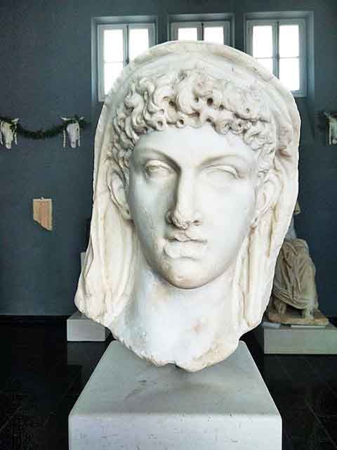 A disputa culminou na famosa Batalha de Ácio, em 31 a.C., quando as forças de Otávio derrotaram a frota comandada pelo casal. Derrotados, Marco Antônio e Cleópatra se refugiaram em Alexandria, onde, diante da iminente tomada da cidade, ambos escolheram dar cabo das próprias vidas.
