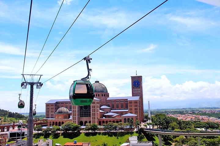 Em 1928, Aparecida conquistou sua emancipação política, separando-se do município de Guaratinguetá. 
