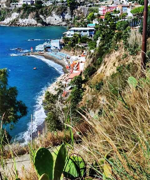A subida ao seu cume, feita a pé ou de burro, é recompensada com vistas panorâmicas deslumbrantes de toda a ilha, o golfo e até a distante Capri.