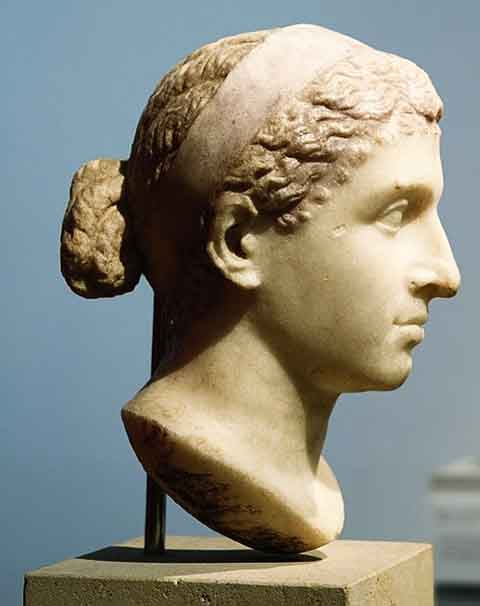 A importância do achado reside no contraste entre o estilo romano do busto e a cronologia egípcia ptolemaica associada à governante. 
