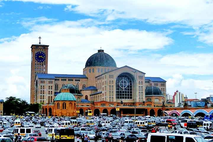 O texto prevê isenção para veículos licenciados em Aparecida e em oito cidades vizinhas - Guaratinguetá, Potim, Roseira, Lorena, Canas, Piquete, Cachoeira Paulista e Cunha. Além disso, também ficariam isentos da taxa viaturas de serviços públicos, como ambulâncias, bombeiros e polícia, e automóveis que participem de eventos reconhecidos oficialmente pela prefeitura.

