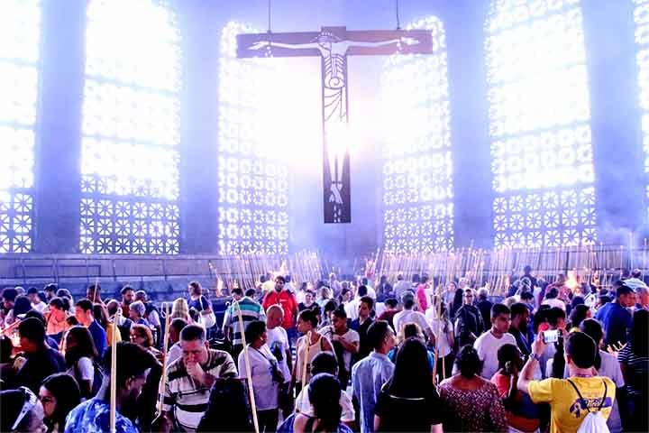 Os pescadores João Alves, Felipe Pedroso e Domingos Garcia teriam encontrado a imagem, feita de terracota, em duas partes, com o corpo separado da cabeça.

