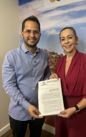 Prefeito do Eus&eacute;bio, Dr. J&uacute;nior (PRD), e a presidente da C&acirc;mara Brasil-Portugal no Cear&aacute;, Patr&iacute;cia Campos(Foto: Lucilio Lessa/Divulga&ccedil;&atilde;o)