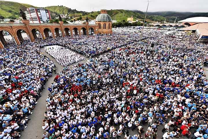  A devoção e o turismo religioso são parte central da identidade e da economia locais. Todos os anos milhões de romeiros visitam a cidade buscando expressar sua fé, participar de cerimônias e conhecer o Santuário Nacional. 
