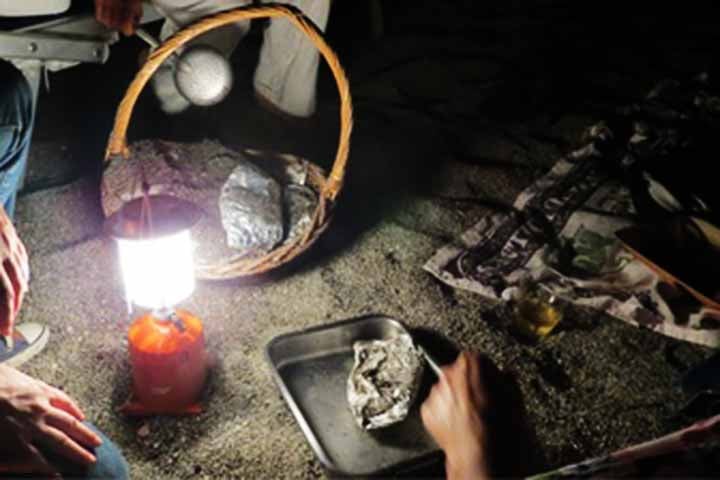 Além de uma solução prática, o ritual se tornou uma grande atração local e atrai turistas curiosos.