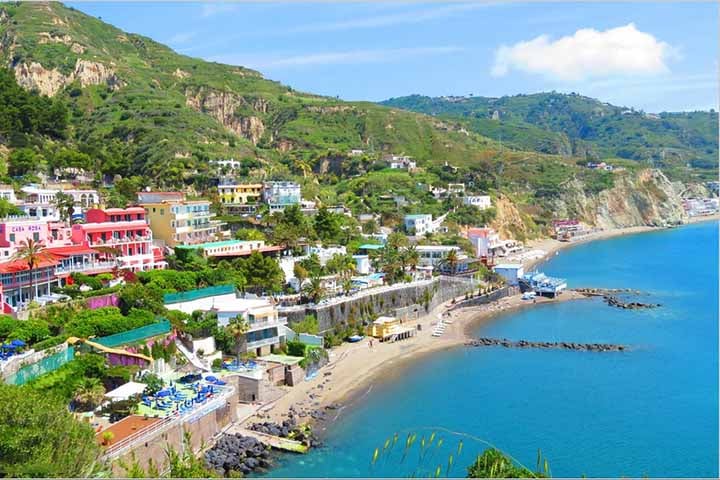 Trata-se de Ischia, onde, por conta do calor gerado pela atividade geotérmica, alguns alimentos são cozinhados na areia quente das praias.