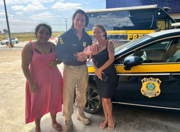 A mãe trouxe a bebê a uma unidade operacional da PRF, onde a equipe realizou a manobra adequada para bebês 