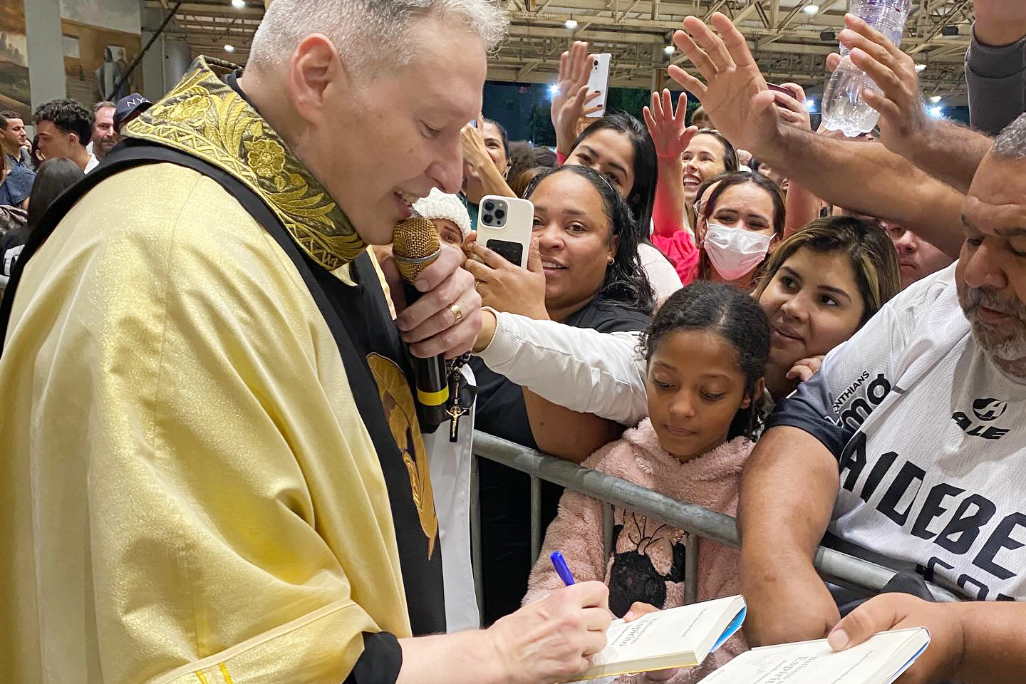 Padre Marcelo lançou recentemente o livro Alma Ferida, Alma Curada, onde compartilha reflexões sobre dor, cura e espiritualidade. Em entrevista, ele também comentou sobre a situação na Palestina e sua amizade com outros religiosos como Padre Reginaldo Manzotti.