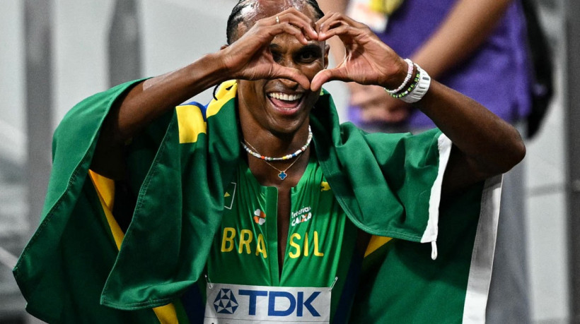 Brazil's athlete Alison Dos Santos (C) celebrates after the men's 400m hurdles final during the World Athletics Championships in Tokyo on September 19, 2025.