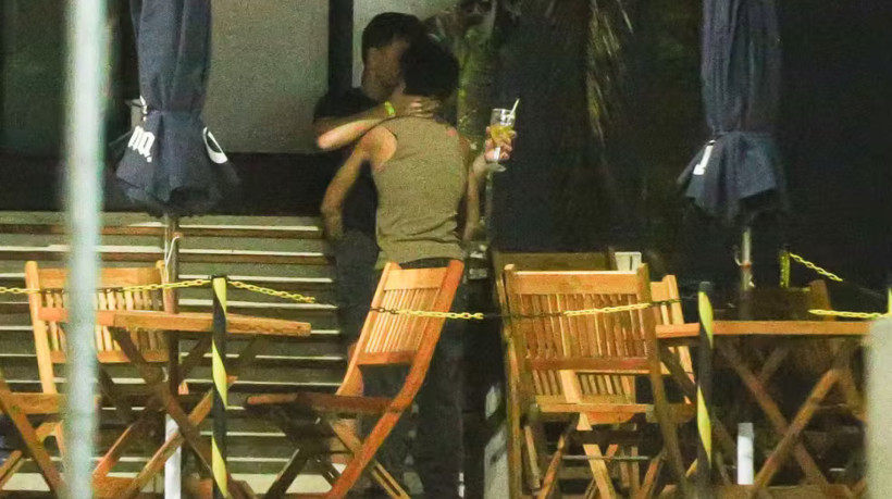 Paparazzi flagra beijo de Lucas Leto e Álvaro no Rio de Janeiro após gravação do 