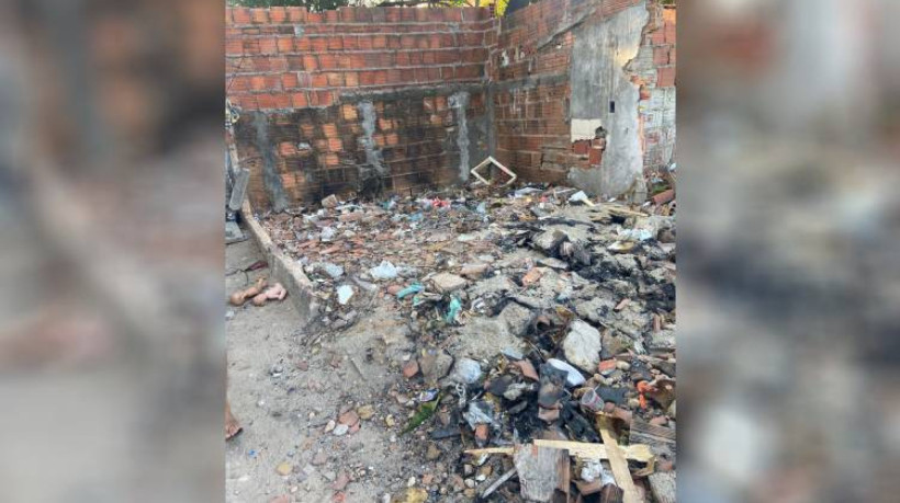 Casa onde crianças viviam se encontrava rodeada de lixo 