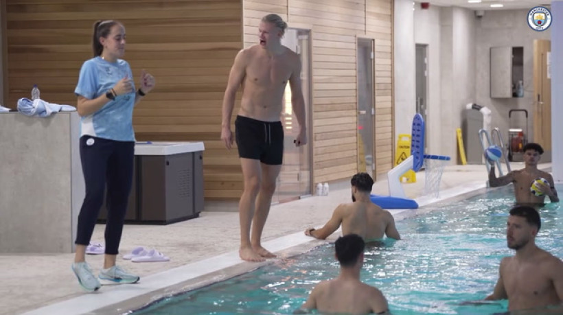 Jogadores do Manchester City jogam basquete aquático
