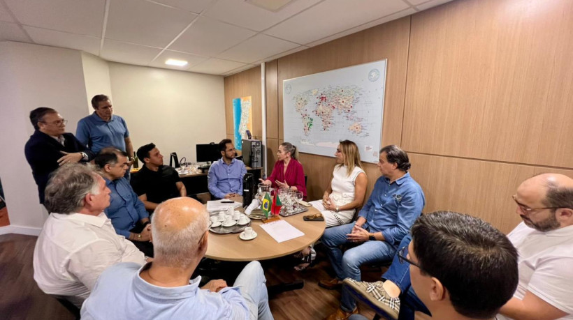 Prefeito Dr. Júnior e presidente da Câmara, Dyexon Abreu, durante assinatura do convênio com a Câmara Brasil-Portugal