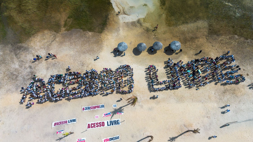 Manifestantes usaram a praia como palco para o pedido de entrada sem cobrança