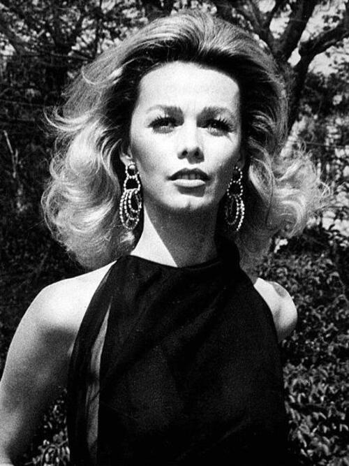 A trama é baseada no podcast “Praia dos Ossos”, da Rádio Novelo, que reconta a história de Ângela Diniz, mulher da alta sociedade dos anos, assassinada em 1976 com quatro tiros pelo companheiro Doca Street, que não aceitou a separação. 