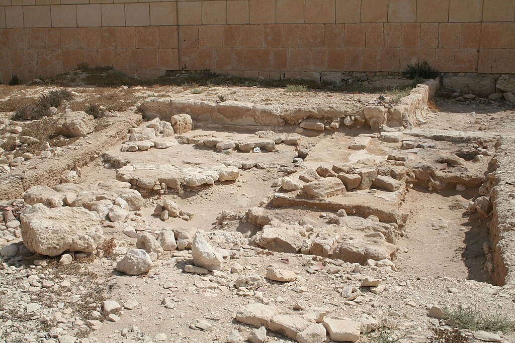 Novas escavações já estão planejadas no templo de Taposiris Magna, que continua a guardar segredos sobre estilos artísticos, identidade de artefatos e a complexa história que marca os últimos anos da era ptolomaica.
