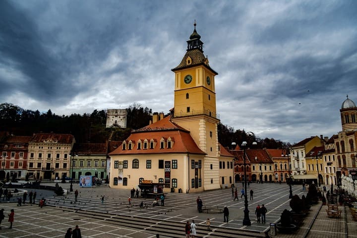 Brașov é uma das cidades mais encantadoras da Romênia, situada aos pés dos Cárpatos. Seu centro histórico preserva construções medievais, praças amplas e ruas de paralelepípedo.