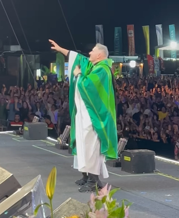 Internautas que acompanham a rede social do Padre e veem a sua trajetória em celebrações elogiaram a evolução do sacerdote. 
Deus não nos abandona nunca! Nem nos momentos difíceis, citou um usuário. Você é minha inspiração desde criança, enalteceu outro. 