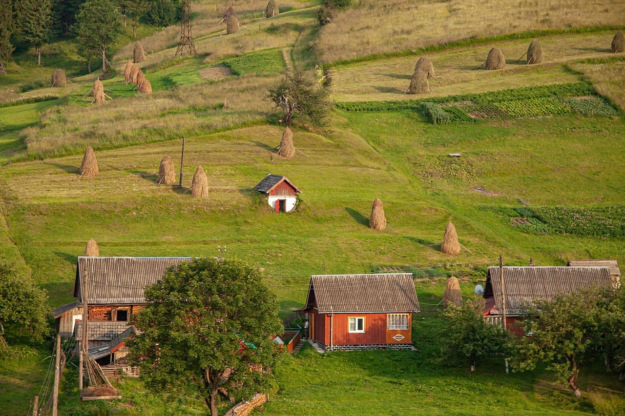 Hoje, os Cárpatos mantêm essa dualidade: são ao mesmo tempo santuário natural e cenário lendário. Os visitantes buscam tanto o silêncio das montanhas quanto a emoção de tocar uma história fictícia transformada em mito.