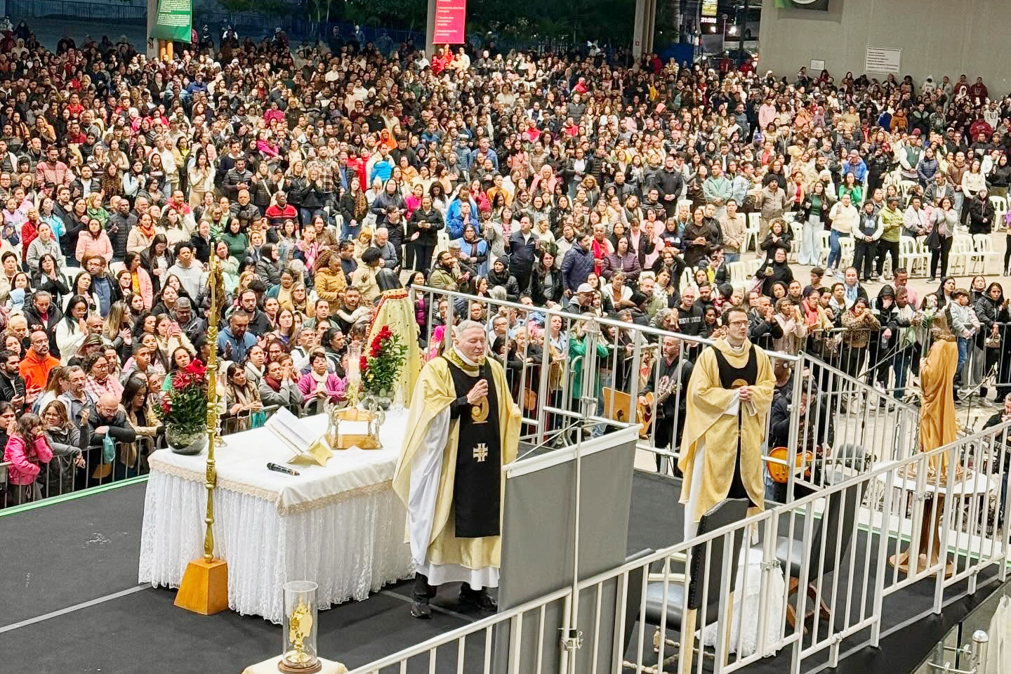 Seus eventos se tornaram verdadeiros encontros de fé. Missas celebradas em estádios, parques e no Santuário Mãe de Deus reúnem milhares de fiéis em comunhão. Ele acredita que a fé deve ser vivida em comunidade — e seus encontros são prova viva disso.