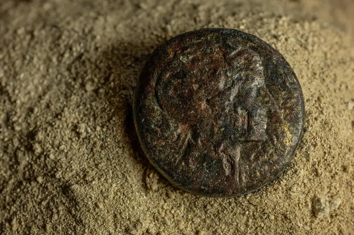 Embora moedas do período encontradas no local apresentem a imagem de Cleópatra, não há comprovação definitiva de que o busto a retrate, o que motivou debates entre especialistas. 
