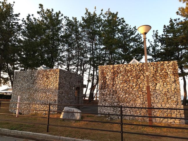 O local tem uma praia artificial, além de restaurantes e espaços para atividades esportivas, sendo um ponto de lazer muito popular na região.