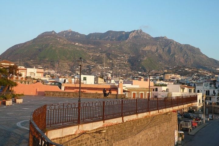 O ponto mais alto é o Monte Epomeo, um vulcão adormecido coberto por uma vegetação densa e vinhedos. 