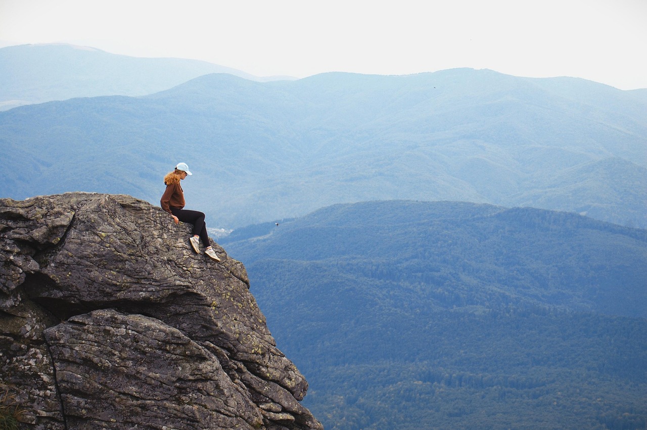 Visitar os Cárpatos é mergulhar em um cenário ao mesmo tempo histórico, natural e literário. Uma viagem que mistura lendas, paisagens e tradições vivas sob o céu das montanhas do Leste da Europa.