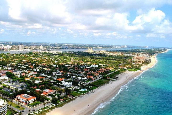 Palm Beaches, EUA: Essa região na Flórida é famosa por seus diversos bancos de areia, que oferecem águas claras e rasas, ideais para famílias e atividades aquáticas. 