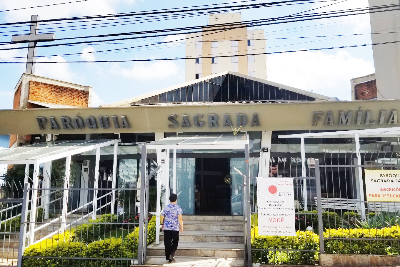 A decisão de manter a igreja no terreno reflete um respeito à memória religiosa e à comunidade local. Afinal, foi naquela paróquia que Marcelo Rossi deu os passos iniciais no ministério Sagrada Família e passou a celebrar suas primeiras missas, começando a tocar corações com sua fé vibrante. 