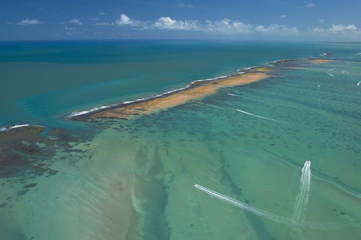 O fenômeno revela um solo arenoso de tons avermelhados e piscinas naturais. Se tornou um atrativo turístico muito procurado na Paraíba.