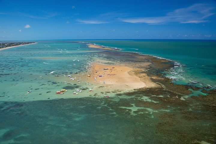 Areia Vermelha, Brasil: Localizado na Paraíba, esse banco de areia forma uma ilha temporária próximo à Praia de Camboinha e surge durante a maré baixa.
