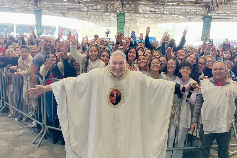 Como um dos maiores representantes da Renovação Carismática Católica, ele trouxe uma nova linguagem à Igreja. Com louvores, gestos, danças e orações espontâneas, aproximou os jovens da fé. Sua missão é clara: evangelizar com entusiasmo, sem perder a profundidade da doutrina.                    

