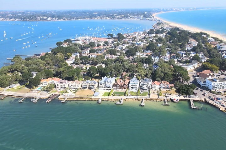 Sandbanks, Inglaterra: Conhecida como uma das áreas mais exclusivas e caras do mundo, Sandbanks é uma península que se projeta no Porto de Poole e no Canal da Mancha. 
