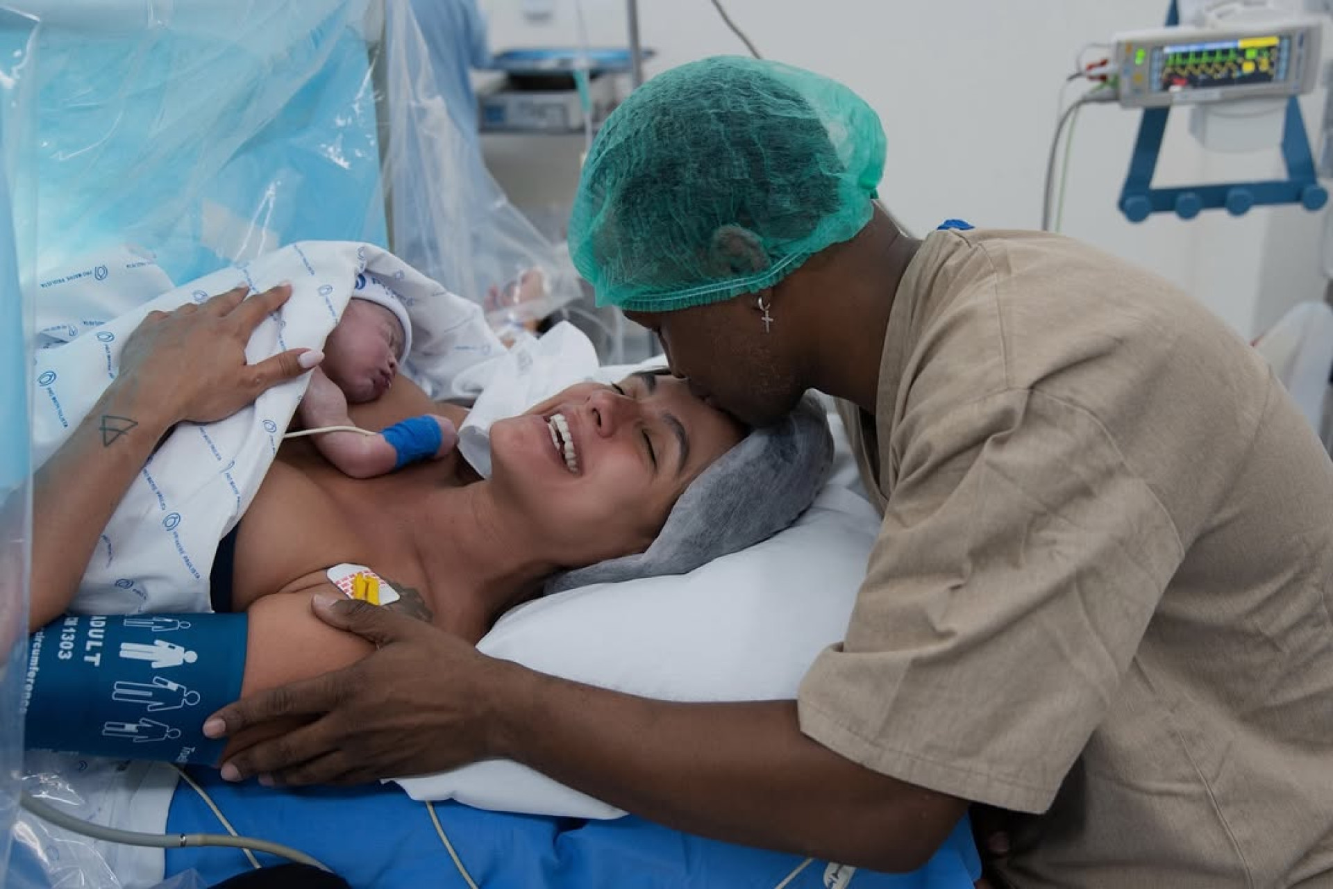Thiaguinho e Carol Peixinho celebram a chegada do primeiro filho, Bento 