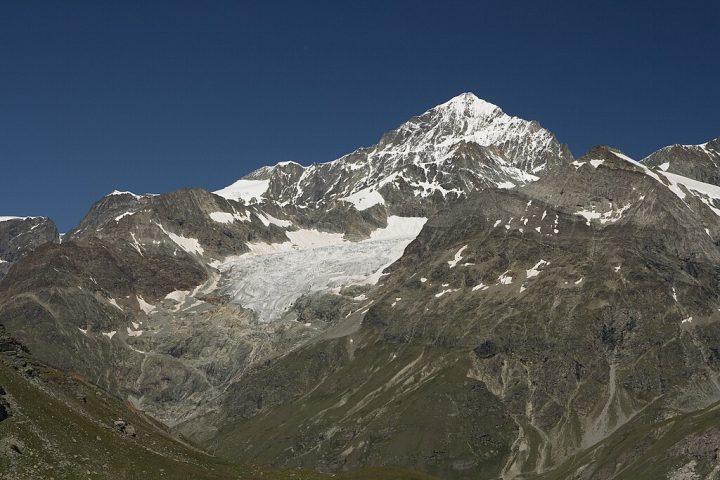 Um dos casos de sucesso é o de Cathy Rotzetter, de 58 anos. Ela deixou sua mensagem no Wandflue, montanha localizada na fronteira entre os cantões suíços de Friburgo e Berna. 