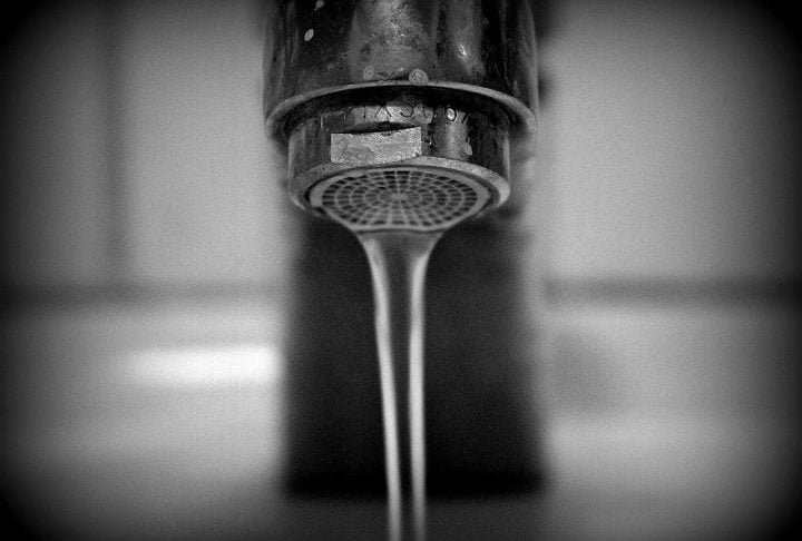 A associação da jovem com os banheiros vem da suposta causa de sua morte (raiva humana), que causaria uma sede incessante, explicando os relatos de torneiras que abriam sozinhas.