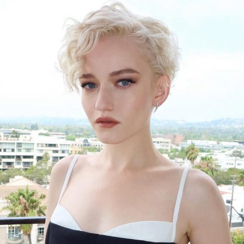 Nascida em 1º de fevereiro de 1994 no Bronx, em Nova York, Julia Garner é uma das atrizes em ascensão em Hollywood nos últimos anos.