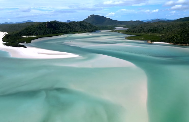 Whitsunday, Austrália: Localizado em Queensland, próximo à Grande Barreira de Corais. É frequentemente visitado por barcos e excursões, por conta das suas águas rasas cristalinas.