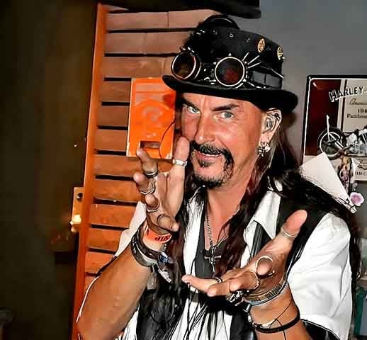 Segundo informações do jornal The Local, o homem tentou por anos conseguir uma pensão, alegando que sua obsessão pelo gênero musical dificultava sua capacidade de viver uma vida normal.