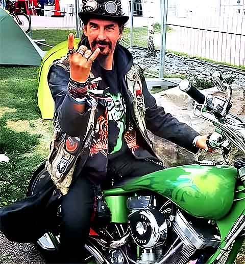 Sou tão teimoso que queria mostrar que o metal é a única coisa na minha vida, a maior e melhor coisa que já aconteceu comigo, afirmou.