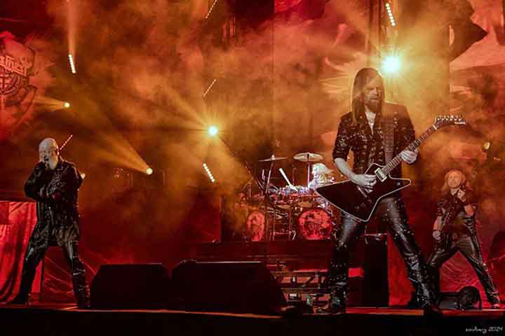 Judas Priest, aliás, é frequentemente creditado por limpar o som, eliminando as influências de blues e criando um Heavy Metal mais puro, com riffs cortantes e vocais mais agudos.